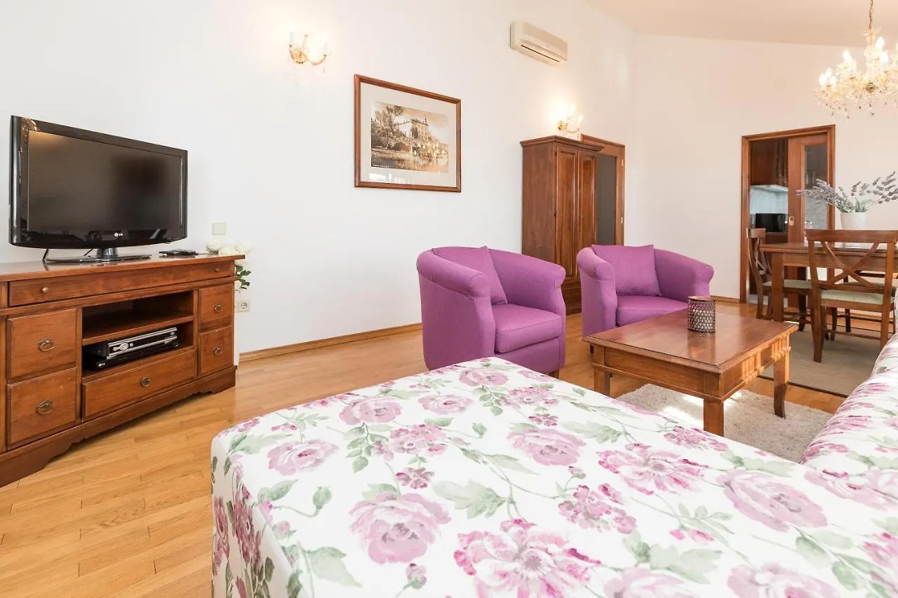 Apartments Villa Castello Crikvenica 0*,